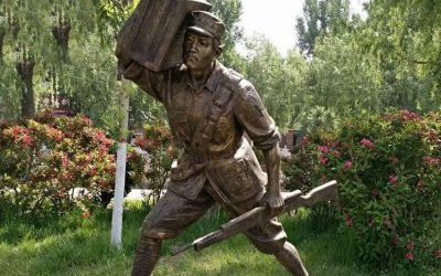 園林景區玻璃鋼仿銅扛著箱子的八路軍雕塑