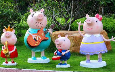 公園景區里擺放的演奏樂器的玻璃鋼彩繪小豬佩奇一家雕塑