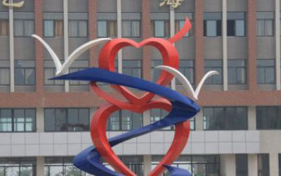 校園玻璃鋼創(chuàng)意彩繪愛心雕塑