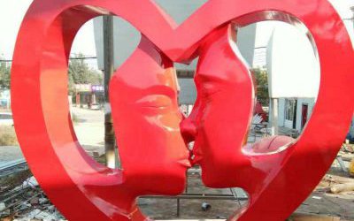 公園廣場玻璃鋼親親愛心雕塑