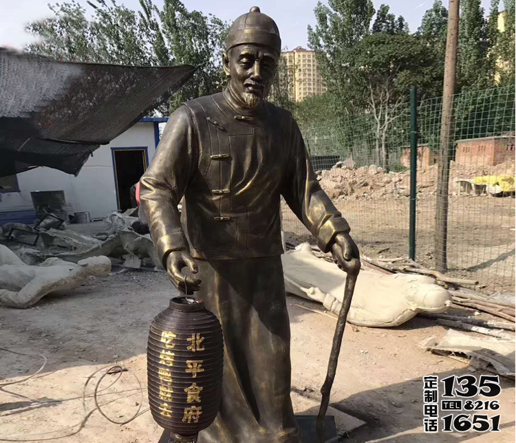 景區(qū)廣場(chǎng)擺放提燈籠的老人玻璃鋼仿銅雕塑