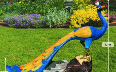 草坪上一只傲慢的仿真動物玻璃鋼彩繪孔雀雕塑