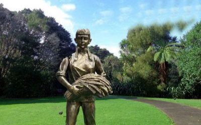 農場擺放玻璃鋼仿銅收麥人物雕塑