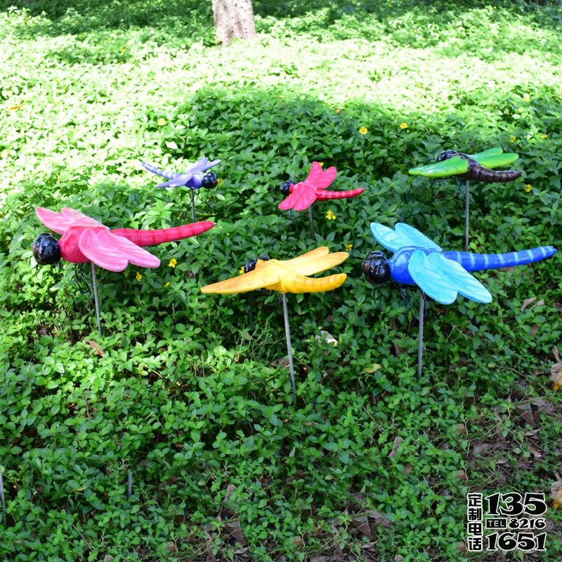 園林草坪玻璃鋼彩繪蜻蜓雕塑 園林草坪玻璃鋼彩繪蜻蜓雕塑