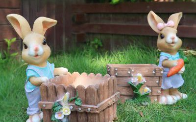 戶外草坪可愛(ài)的兩只玻璃鋼兔子雕塑