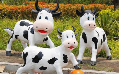 游樂(lè)場(chǎng)三只玩球的玻璃鋼仿真動(dòng)物奶牛雕塑