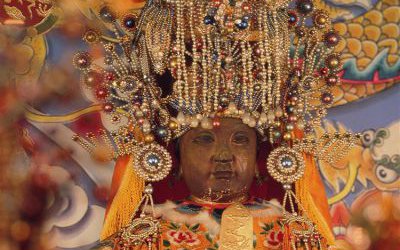 寺廟景區(qū)擺放玻璃鋼彩繪女媧娘娘雕塑