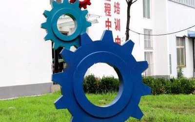 學校創(chuàng)意玻璃鋼鑄造齒輪雕塑