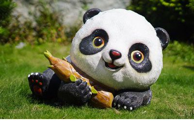 城市公園廣場擺放卡通趴著玩筍的玻璃鋼熊貓雕塑