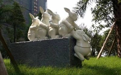 小區草坪裝飾一群卡通玻璃鋼兔子雕塑
