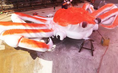 公園擺放的紅色的玻璃鋼創(chuàng)意螃蟹雕塑