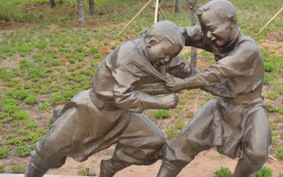 公園玻璃鋼摔跤的小男孩仿銅雕