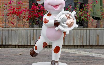 商店門口一只扭轉(zhuǎn)乾坤玻璃鋼卡通奶牛雕塑