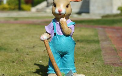 農(nóng)場一只拿鋤頭的卡通玻璃鋼兔子雕塑