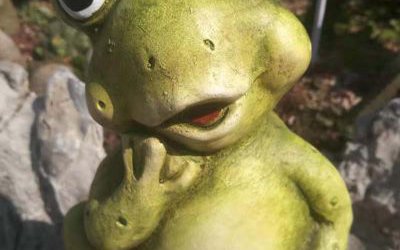 商場一只坐著的玻璃鋼青蛙雕塑