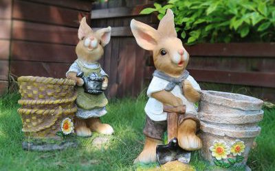 景區草坪拿著竹籃的玻璃鋼卡通兔子雕塑