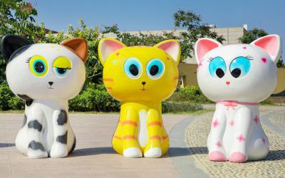 游樂園擺放三只玻璃鋼卡通貓雕塑