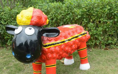 公園卡通玻璃鋼彩繪小羊肖恩動物座椅雕塑