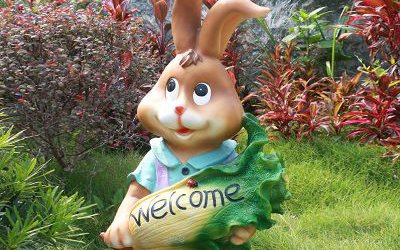 游樂園一只抱著蔬菜的的玻璃鋼卡通兔子雕塑