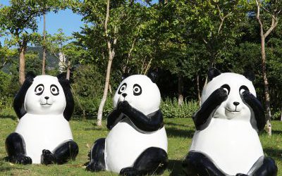 海邊觀光景區搞怪玻璃鋼熊貓雕塑