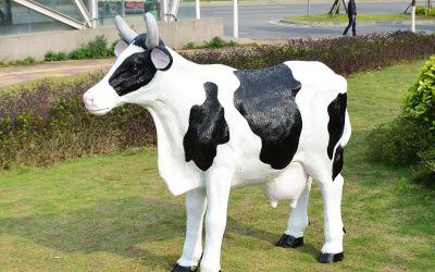 農(nóng)場玻璃鋼仿真卡通奶牛雕塑