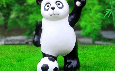 動物園擺放的舉手踢足球玻璃鋼仿真熊貓雕塑