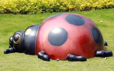 公園里擺放的一只紅色玻璃鋼噴漆七星瓢蟲雕塑