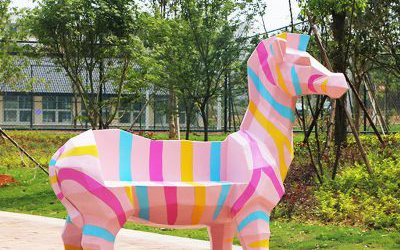 幼兒園擺放的卡通斑馬座椅雕塑