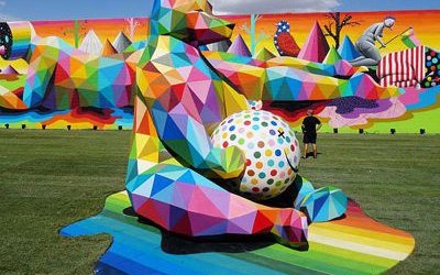 游樂(lè)場(chǎng)玻璃鋼彩繪幾何抱球熊雕塑