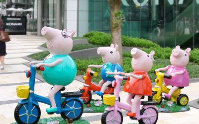 景區玻璃鋼彩繪卡通小豬佩奇一家雕塑