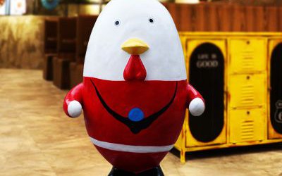 商場景區玻璃鋼卡通創意彩繪雞雕塑