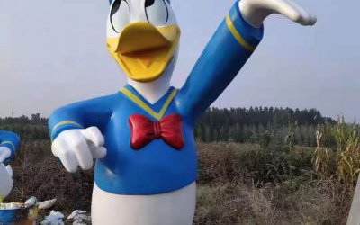 景區公園玻璃鋼彩繪唐老鴨雕塑