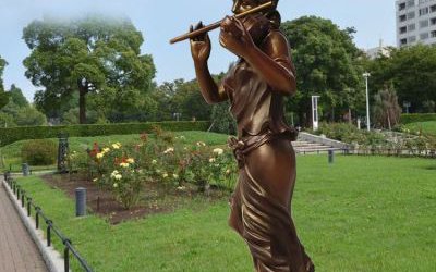 城市街道創意玻璃鋼仿銅吹笛子的人物雕塑