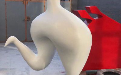 景區擺放的玻璃鋼抽象藝術跳舞人物雕塑