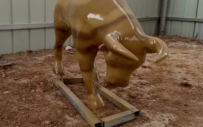 城市街道擺放的玻璃鋼奮進華爾街牛雕塑