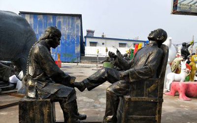 景區(qū)街道給人修腳民俗生活場(chǎng)景玻璃鋼仿銅人物雕塑