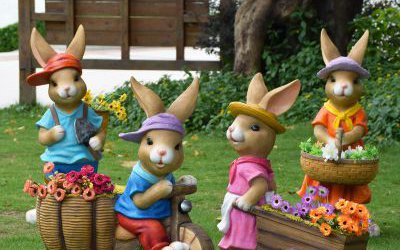 戶外草坪玻璃鋼彩繪兔子雕塑