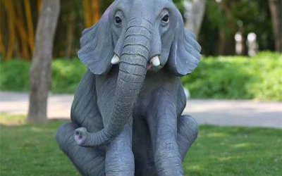 戶外園林坐著的玻璃鋼仿真大象雕塑