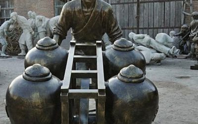 景區創意玻璃鋼仿銅民俗推車送酒的人物雕塑