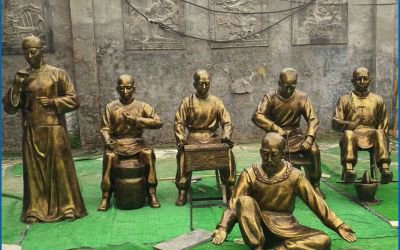 街道擺放的玻璃鋼仿銅中醫制藥情景景觀人物雕塑