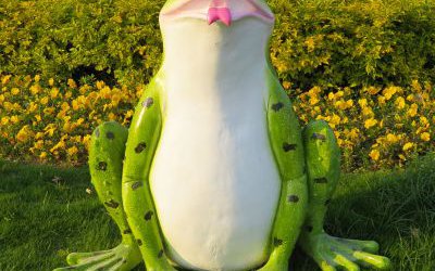 公園玻璃鋼彩繪卡通戶外仿真青蛙雕塑