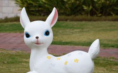 戶外園林一只臥著的玻璃鋼卡通可愛的梅花鹿雕塑