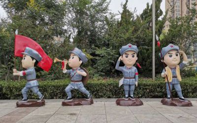 戶外廣場(chǎng)創(chuàng)意玻璃鋼卡通園林裝飾品美陳擺件小紅軍雕塑