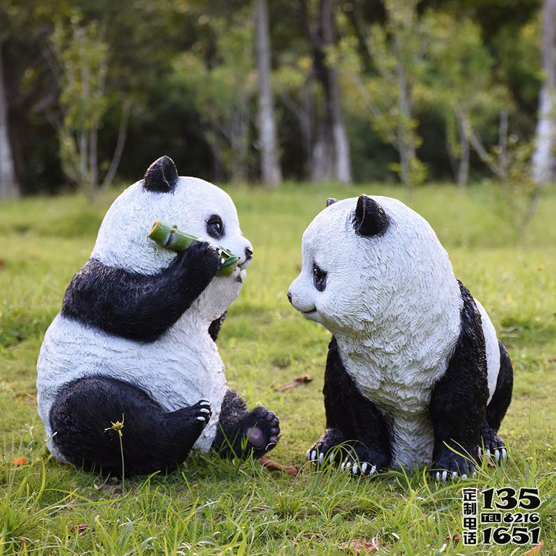 公園草坪擺放的兩只玻璃鋼仿真動(dòng)物國寶熊貓雕塑 公園草坪擺放的兩只玻璃鋼仿真動(dòng)物國寶熊貓雕塑