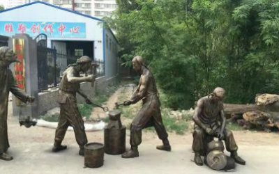 商場(chǎng)步行街民俗擺放古人傳統(tǒng)打鐵人物鎏金玻璃鋼雕塑