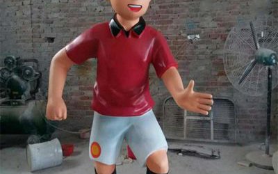 游樂(lè)場(chǎng)卡通人物玻璃鋼踢足球雕塑