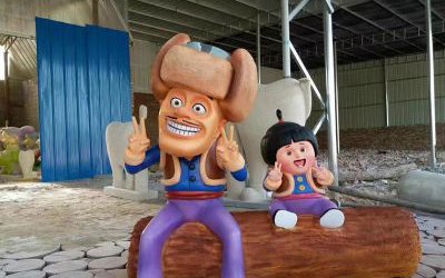 電影院擺放光頭強(qiáng)和小女孩卡通玻璃鋼雕塑