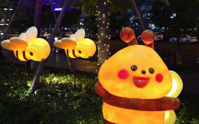 公園草叢插電源發亮卡通小蜜蜂玻璃鋼雕塑