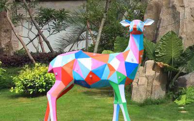 公園玻璃鋼彩繪獨(dú)自行走的母鹿雕塑