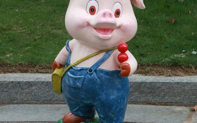公園游樂(lè)場(chǎng)擺放的玻璃鋼卡通小豬雕塑